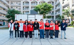 二高学生与红火集团合影留念2